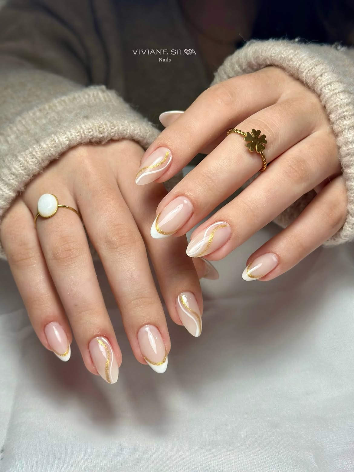 Unhas brancas e douradas